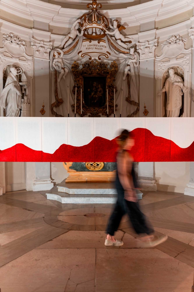 Annamaria Atturo, Buio sangue 2025, installazione d'arte contemporanea all'interno della Chiesa degli Zandri, Artopia, Fossombrone