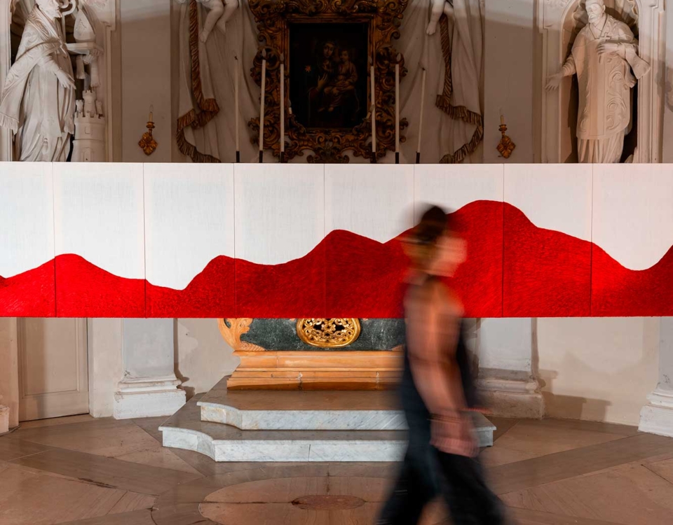 Annamaria Atturo, Buio sangue 2025, installazione d'arte contemporanea all'interno della Chiesa degli Zandri, Artopia, Fossombrone