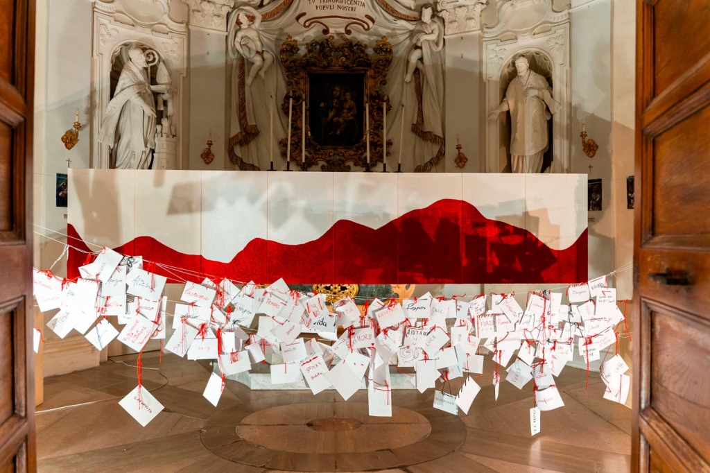 Annamaria Atturo, Buio sangue 2025, installazione d'arte contemporanea, Chiesa degli Zandri, Artopia, Fossombrone