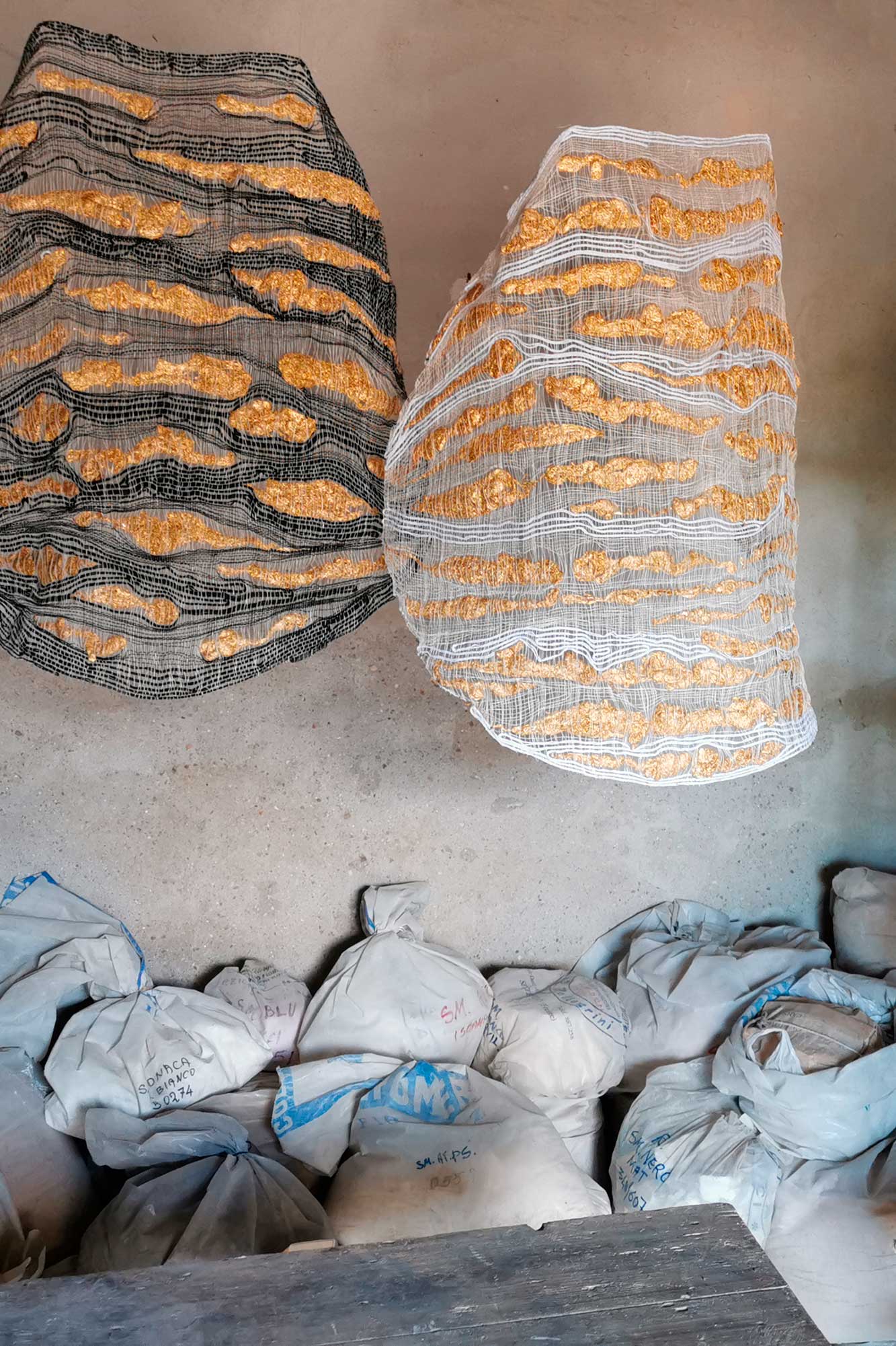Annamaria Atturo, Essa quam videri, Installazione site-spacific, antico laboratorio di maestranze locali, Isola del Piano PU
