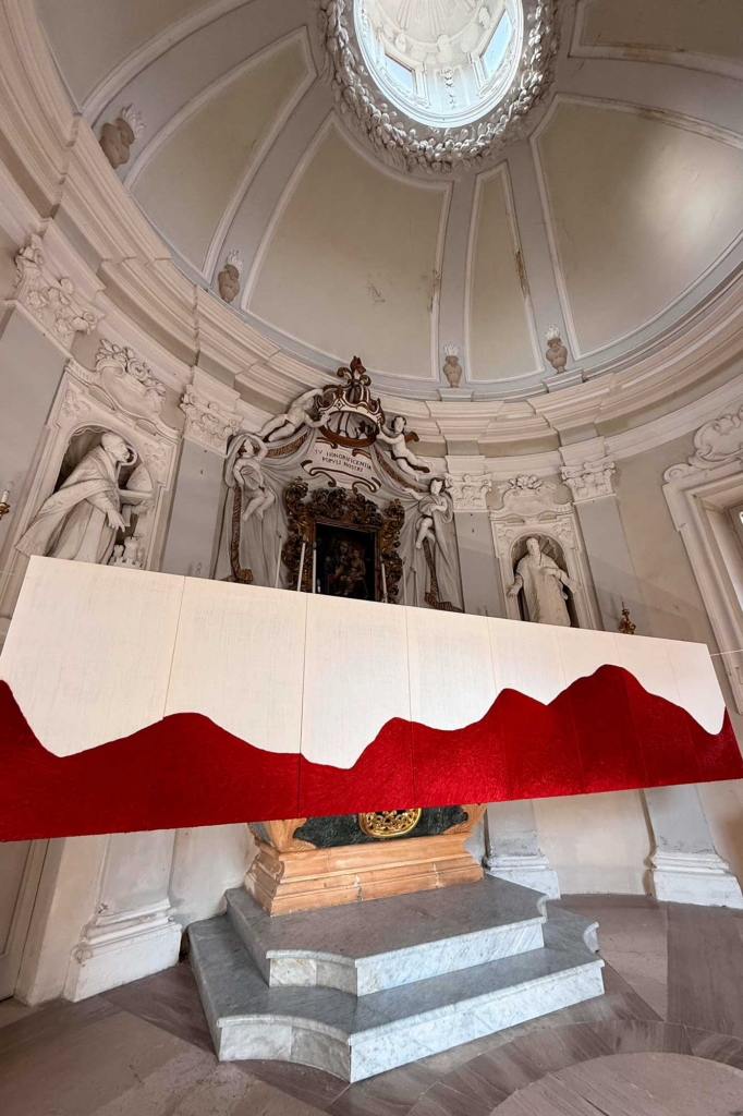 Annamaria Atturo, Buio sangue, installazione, Chiesa degli Zandri, Artopia 2025, Fossombrone PU