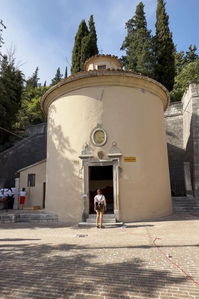Annamaria Atturo, Buio sangue, installazione, Chiesa degli Zandri, Artopia 2025, Fossombrone PU